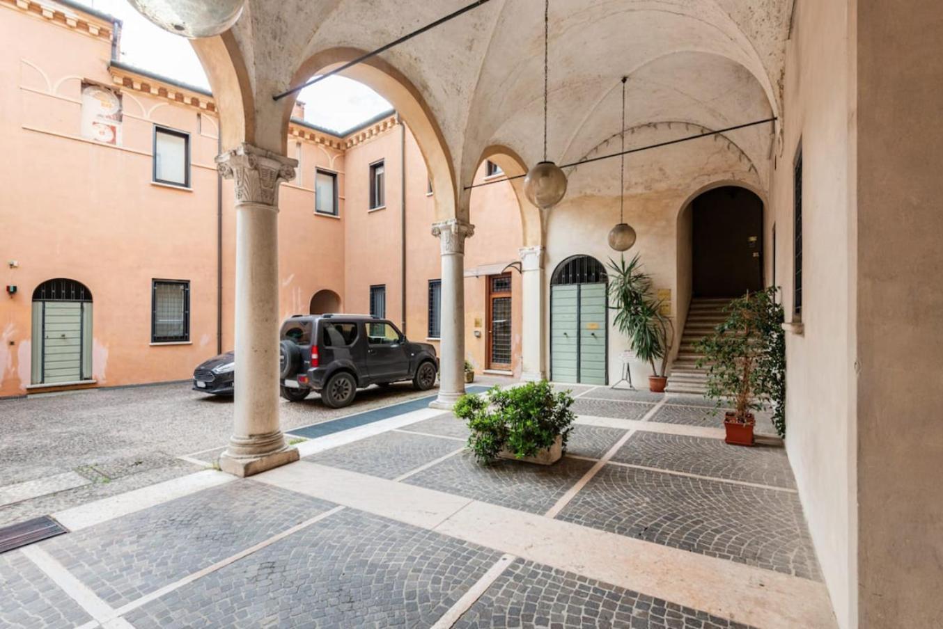 شقة Residenza Palazzo Petrozzani مانتوفا المظهر الخارجي الصورة